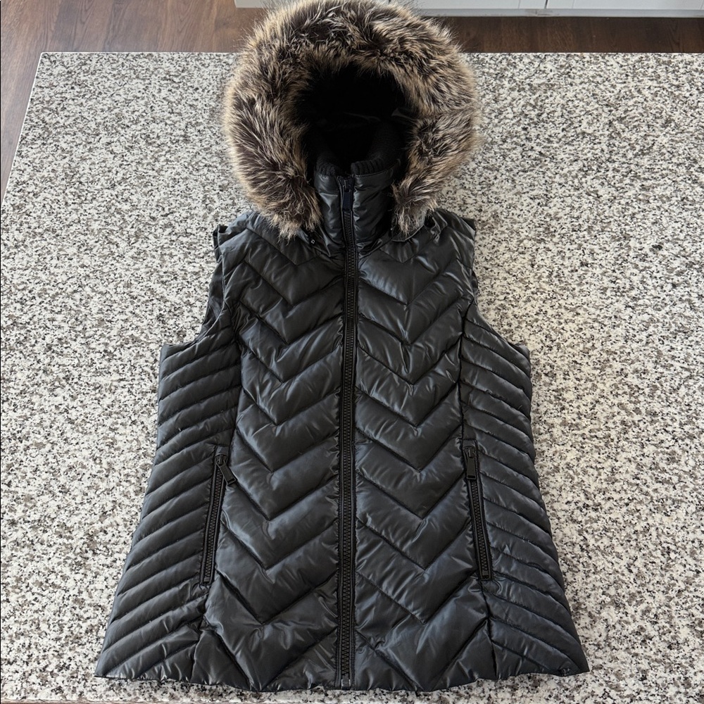 BCBGeneration Black Puffer Vest Down Blend w/Faux Fur Detachable Hood Sz M